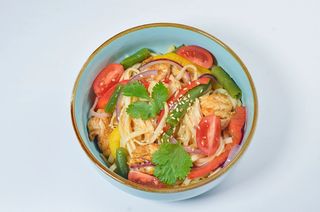 Удон с курицей и овощами 