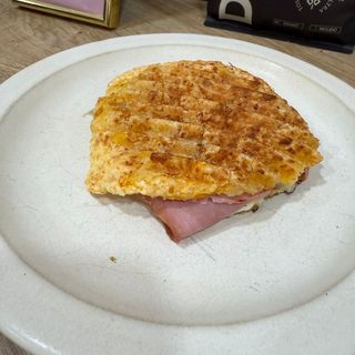 Sandwich de chipá, jamón dulce y queso