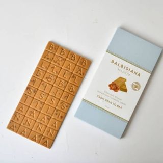 Tableta de chocolate blanco tostado con caramelo salado