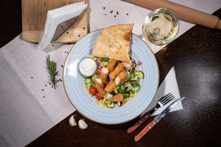 Salată Crispy Chicken