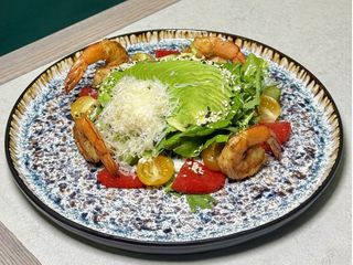 Салат зі смаженими креветками та маринованим грейпфрутом (350g)