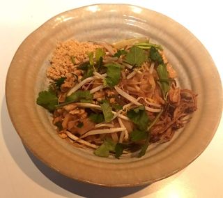 Pad Thai smażony makaron ryżowy z kurczakiem
