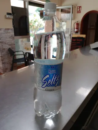Agua con gas grande