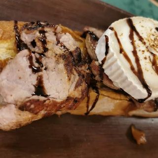 Alpargata De Solomillo De Cerdo Con Cebolla Caramelizada