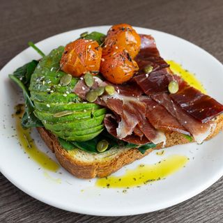 Tosta con aguacate, tomate y jamón de Guijuelo
