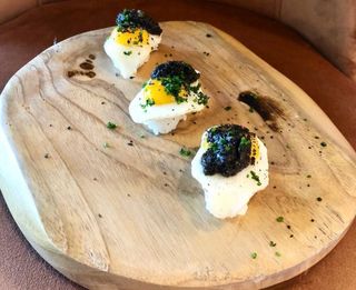 Huevos de codorniz con trufa