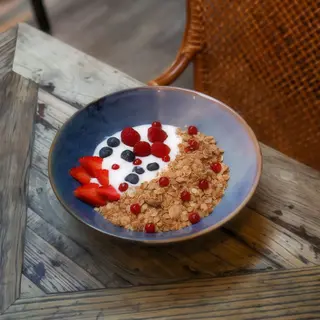Bowl de Yogur Ecológico, frutos rojos  y Granola Casera