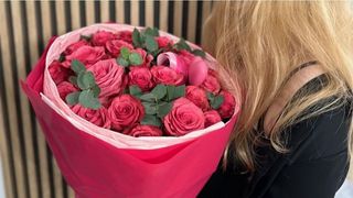 Bukiet Lola rozmiar M, 15 amarantowych róż z eukaliptusem