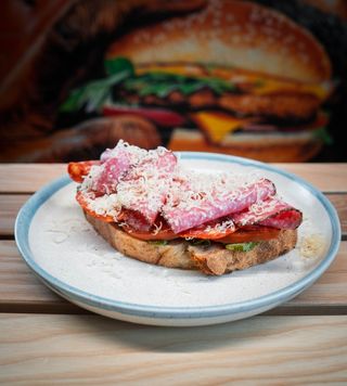 Скибка з песто та салямі