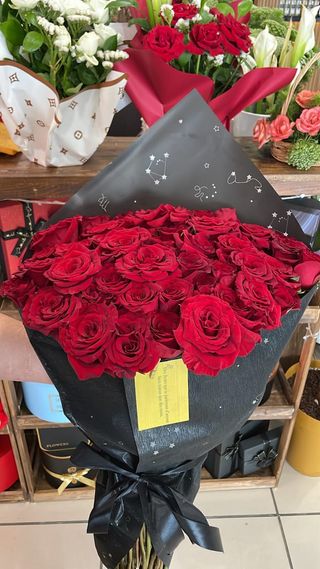 Bouquet De 25 fleurs Rouges Avec Des Feuillages