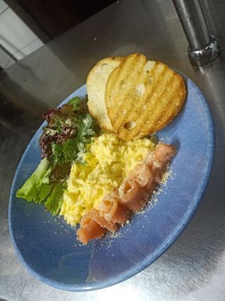 Скрембл с лососем и микс салатом