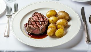 Muşchi de vită Argentina cu cartofi baby și sos brun