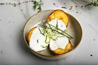 CARTOFI COPTI CU SOS BLUE CHEESE 150g