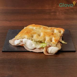 Focaccia ripiena cotto, mozzarella e insalata