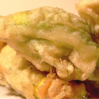 Fiore di zucca pastellato con mozzarella e alici 