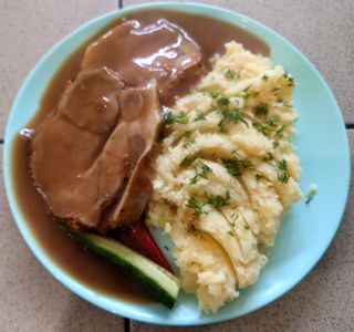 Karkówka w sosie, ziemniaki, surówka