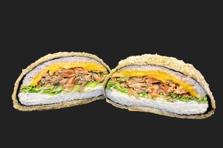 Суші-бургер зі смаженим лососем