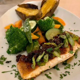 Naco de Salmão com laranja, funcho e passas