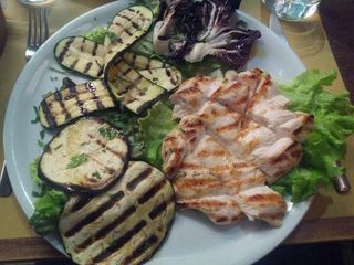 Tagliata di pollo con verdure grigliate