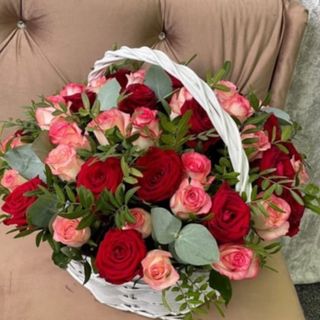 ფერადი ვარდები კალათით