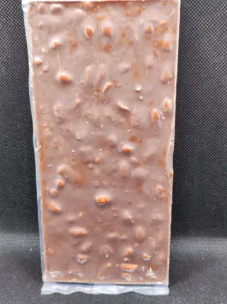 Turrón Artesanal de  Chocolate con Leche y Cacahuetes frito con Miel