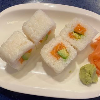 N1. Rollo De Nieve Salmón Aguacate (4 Uds.)