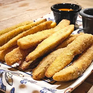 Bastones de berenjena con salmorejo
