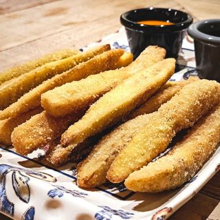 Bastones de berenjena con salmorejo