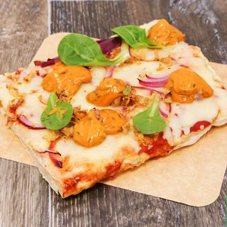 Porción de Criollo Asado, salsa argentina  y dos cebollas, roja y frita 