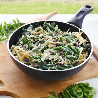 Салат с языком, стручковой фасолью, шампиньонами под сырным соусом