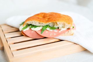 Bocadillo De Mortadella Con Mozzarella Y Rúcula