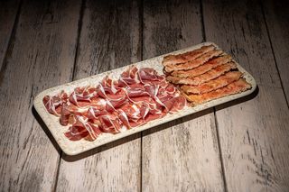 Ració de pernil ibèric amb pa amb tomàquet