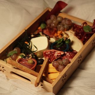 ყველისა და ძეხვის დაფა