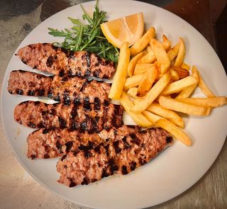 SALSICCIA GRIGLIA+PATATINE TAGLIATA AL COLTELLO