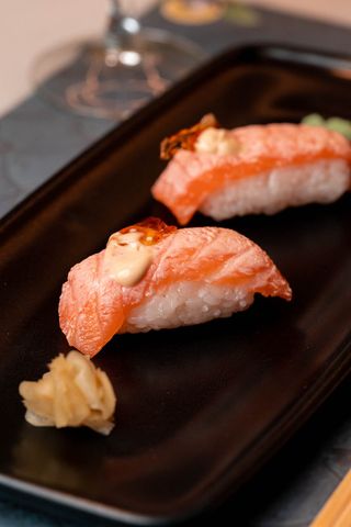 Nigiri De Salmón Con Mahonesa