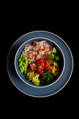 Poke cu crevete și avocado (gluten free) 