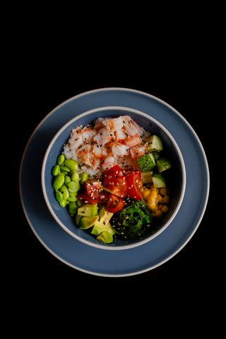 Poke cu somon și avocado (gluten free) 