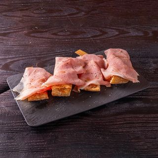 Tosta de jamón cocido ibérico.