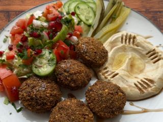 Baba-Ghanoush Falafel na Talerzu