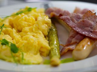 Яйце -скрембл, бекон, курячі ковбаски