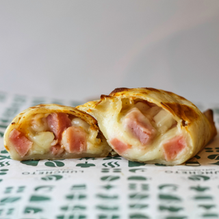 Especial empanada de jamón y queso