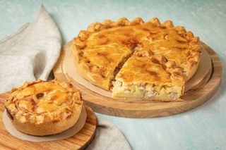 Pie "Elesh" Tatarian With Chicken, Potatoes And Spices/პეროგი ელეში თათრული