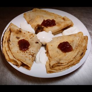 Palačinke s pekmezom i vrhnjem