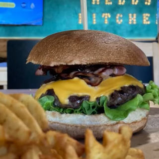 Zestaw Bacon burger (170 g. mięsa) z frytkami 150g.