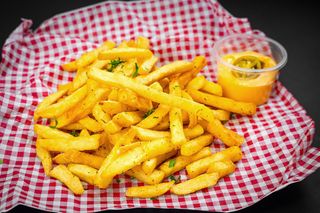 CARTOFI PRAJITI CU SOS AIOLI & PATRUNJEL 250Gr BB