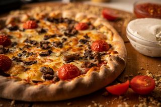 Meniu (Pizza mica + Sos + Desert + Suc)