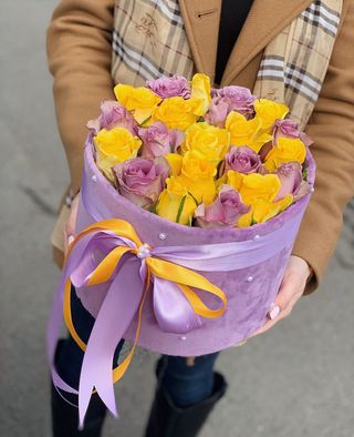 Cutie rotunda trandafiri mov si galbeni