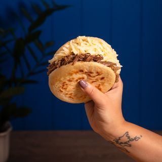 Arepa Carne Mechada y Queso Amarillo 