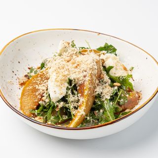 Салат с грушей и сыром альмете