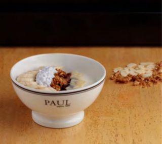 Йогурт с гранолой и бананом 